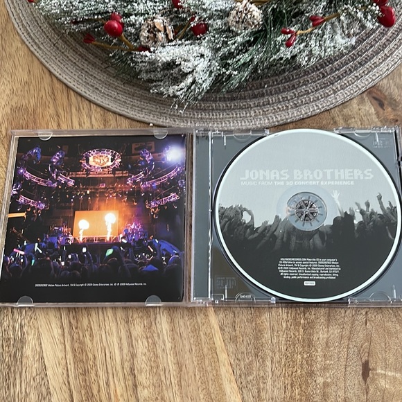 4/$25 Jonas Brothers Music from the 3D Concert Experience CD - Picture 3 of 5